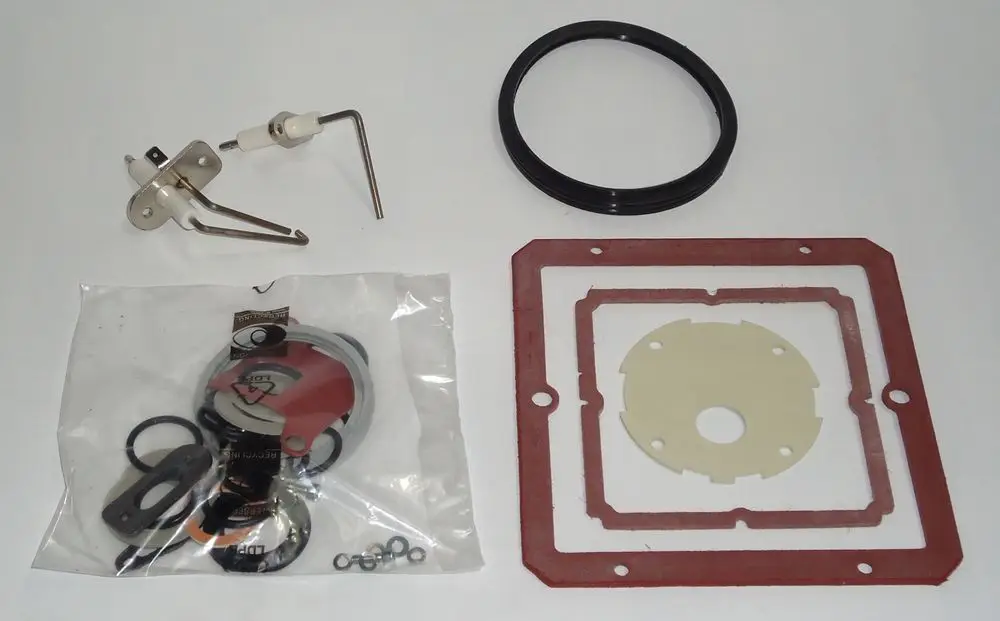 Daikin Service-Kit mit verschiedenen Dichtungen, O-Ringen und Komponenten für den Service von Gasgeräten, in einem klaren Kunststoffbeutel und auf einer weißen Fläche angeordnet.